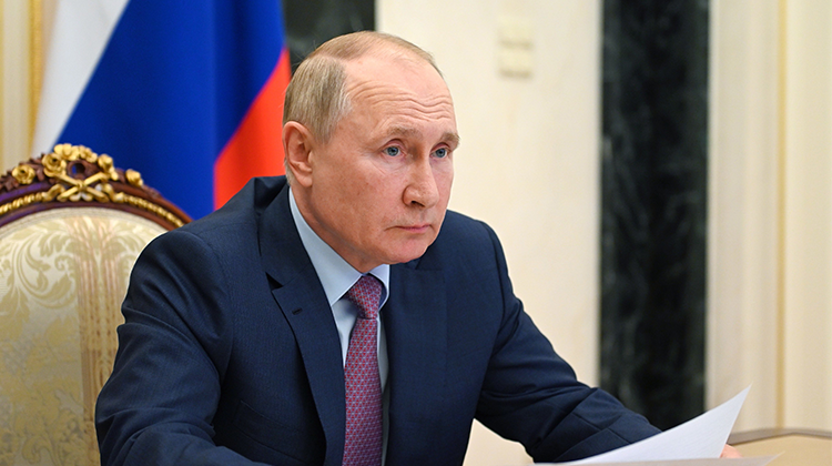 Путин распорядился обслуживать детей-инвалидов и их сопровождающих без очереди.
